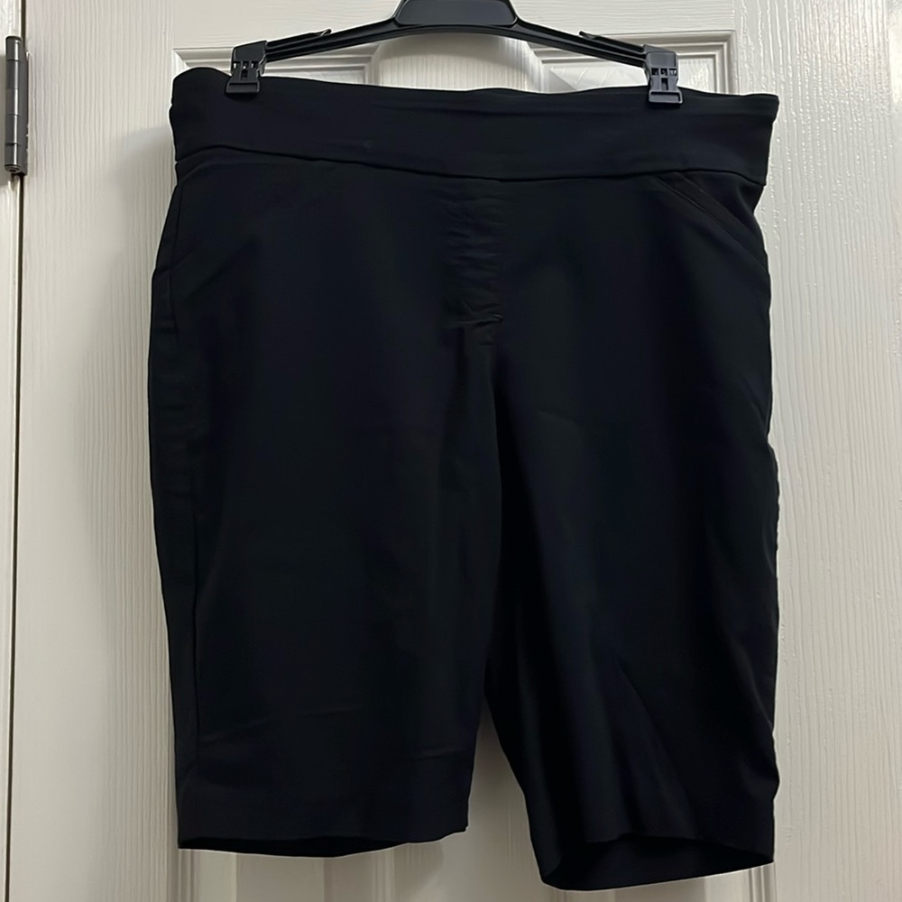 🛍️ Dana Buchman | pull on Bermuda shorts- size Medium